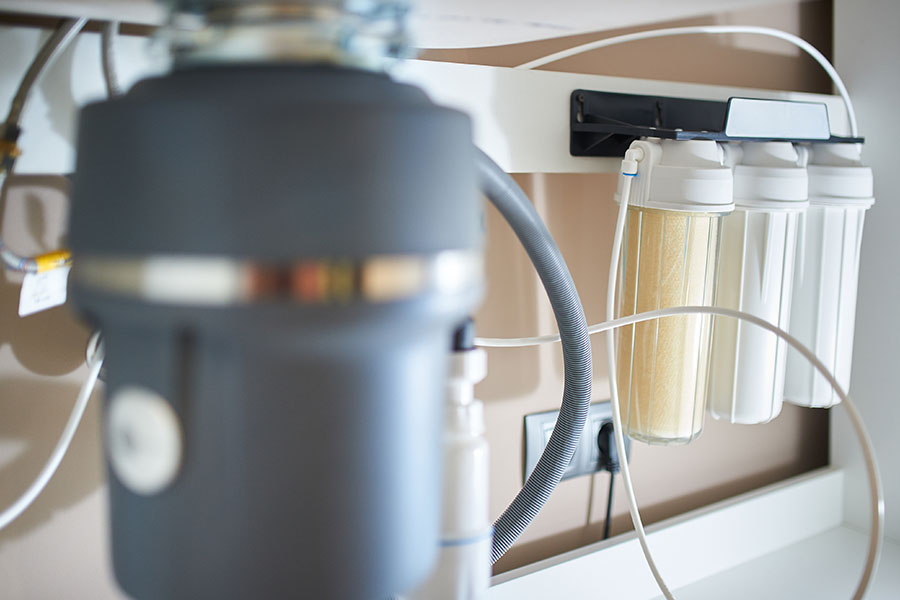 Under-sink water filtration system with multiple filter cartridges