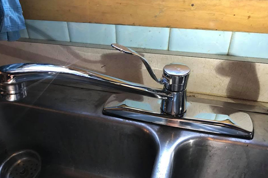 A clean and functional kitchen faucet with a long spout and single lever handle